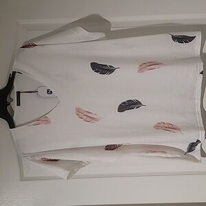 NWT NORACORA Woman's Plus feather print  basic short-sleeve v-neck Top Sz 3XL